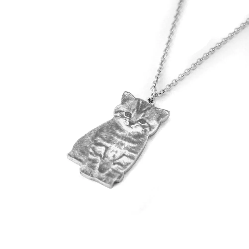 Custom pet photo necklaces by Style's Bug
